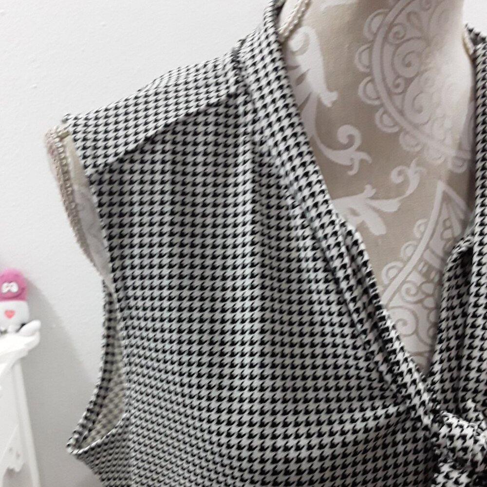 Adrianna Papell black and white tie neckline sleeveless top size XL